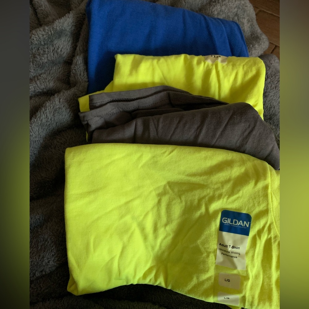 4 Gildan t shirt large nwt